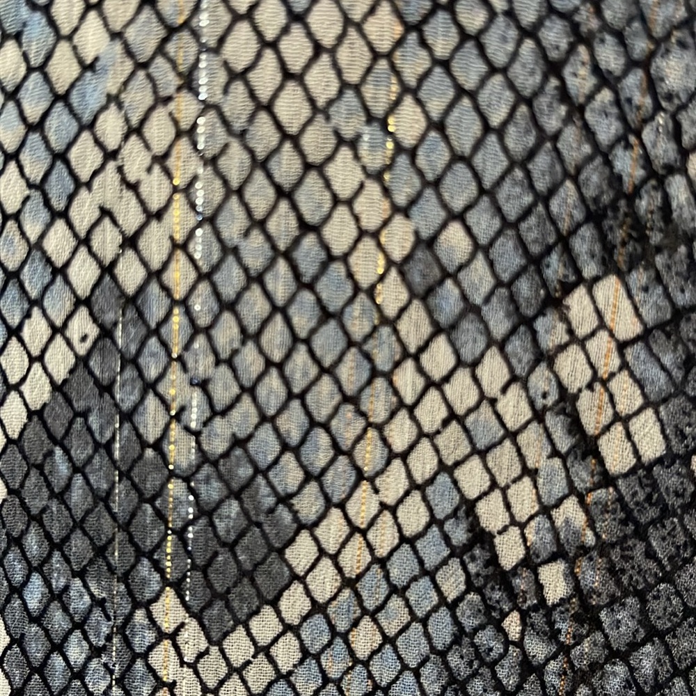 White House Black Market Blue reptile/metallic thread print Blouse, size 12 - Picture 10 of 11